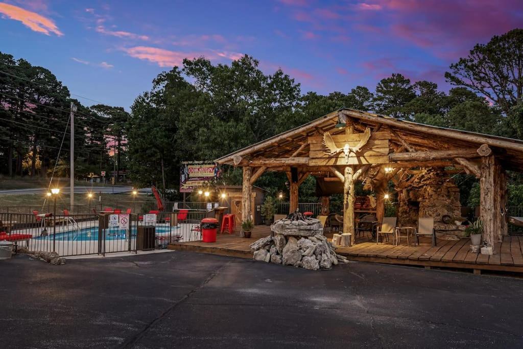 Stonegate Lodge 2 Queen Beds Wifi Tv Salt Water Pool Fire Pits #303 Eureka Springs Exterior foto